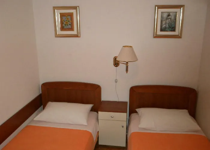 Guest house Znjan 3*